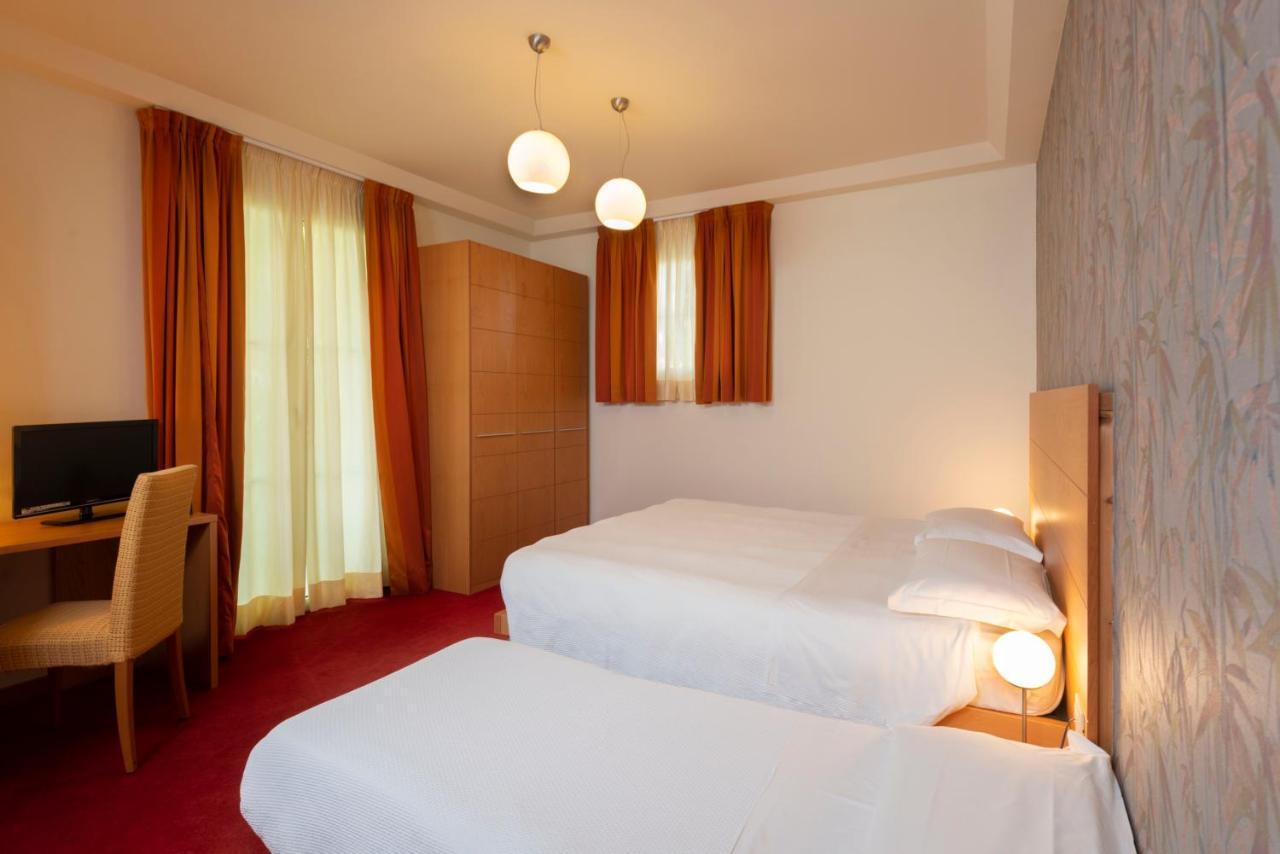 Accademia Hotel リミニ エクステリア 写真